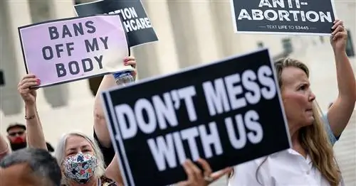 Поскольку штаты нацеливаются на аборты, Байден, наконец, принимает меры, чтобы спасти клиники