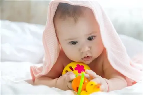 Ребенок сосредоточился на игрушке.