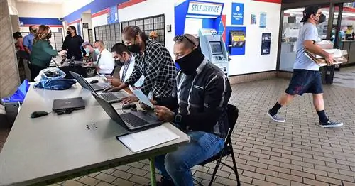 Медленный рост рабочих мест приветствует безработных после сокращения пособий