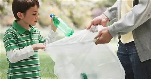 Дети, ворчащие на родителей об экоустойчивости, работают