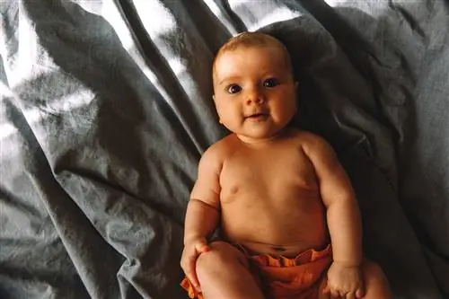 Ребенок в постели.