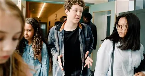 Почему у мальчиков ломаются голоса в период полового созревания (а у девочек нет)