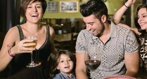 семья в баре
