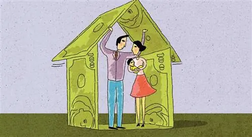 семья стоит под домом из банкнот