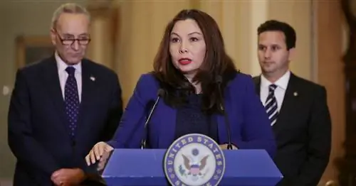 Тэмми Дакворт стала первым сенатором, родившим ребенка, находясь у власти