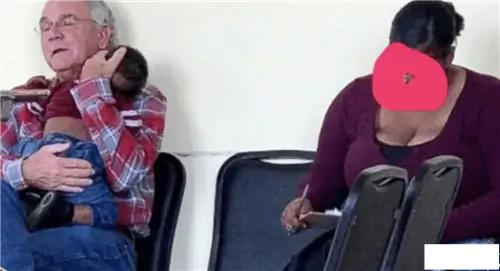 Вирусное фото мужчины, укачивающего ребенка женщины, имеет секретную, нежную историю