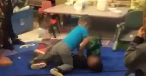 Видео показывает, как воспитатели устраивают драки между детьми