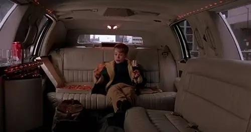 В честь Дня «Один дома» эти ничего не подозревающие путешественники получили самый большой сюрприз