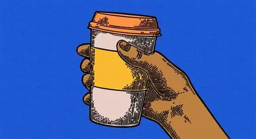 Жена держит чашку кофе, приготовленную ее партнером.