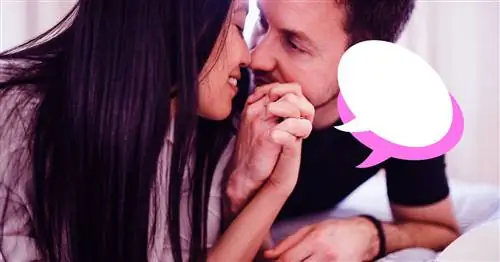 муж и жена, держась за руки, рассказывают друг другу забавные цитаты ко дню святого валентина