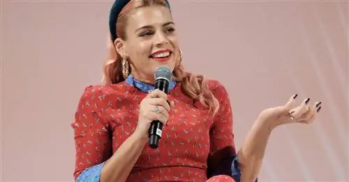 Бизи Филиппс полностью поддерживает своего ребенка в подкасте