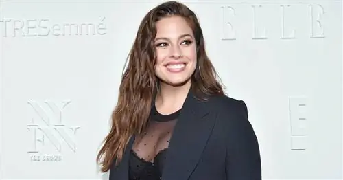 Вирусная фотосессия Эшли Грэм с кормлением грудью содержит секретное сообщение о COVID-19