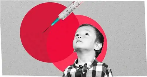 снимок головы маленького ребенка в оттенках серого, смотрящего на вакцину от COVID