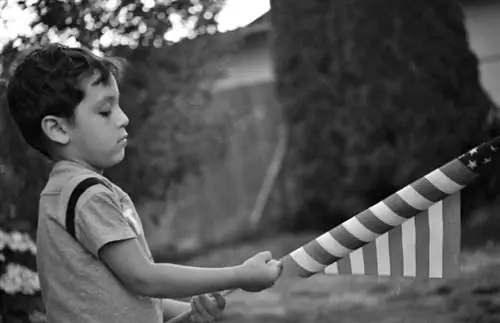 мальчик держит американский флаг