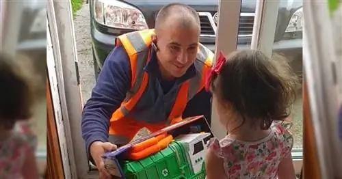 Маленькая девочка, которая любит мусоровозы, относится к мусорщикам как к знаменитостям