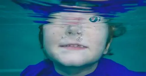 Как научить ребенка погружать голову под воду