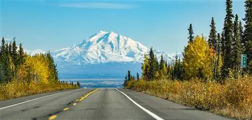 Гора Драм вырисовывается вдалеке во время путешествия по шоссе Гленн в этот осенний день в Интери…