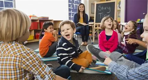 Группа детей выглядит рассеянной в классе