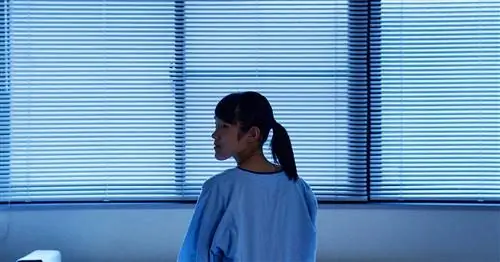 Показатели госпитализации подростков из-за COVID растут, так как требования масок снижаются