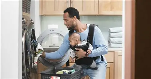 Больше миллениалов, мам и пап, остаются дома, чтобы растить детей, чем предыдущие поколения