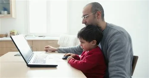 Возьмите ребенка на работу День становится странным, когда вы работаете из дома