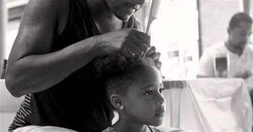 Чему мой ежедневный уход за волосами дочери научил меня отцовству