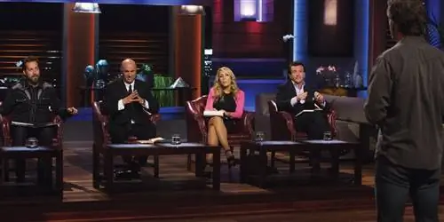 товары для детей в аквариуме с акулами