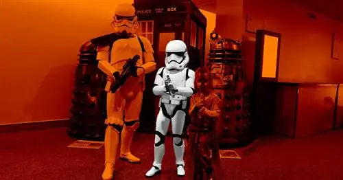 Семья в хэллоуинских костюмах с оранжевым светофильтром и мальчик в костюме штурмовика из «Звездных войн»…