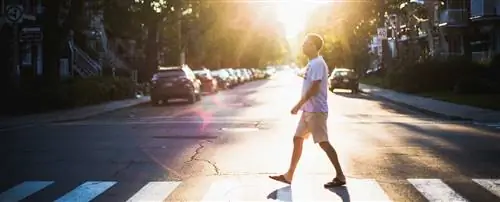 гулять пешком