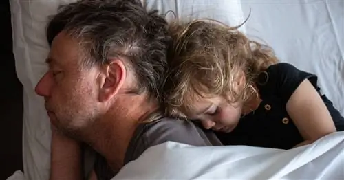 Обнимание детей перед сном может привести к бессоннице