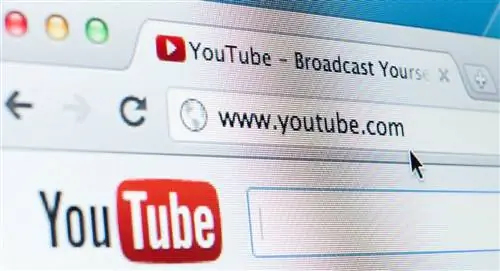 Строка поиска браузера Safari с набранным в ней www.youtube.com, с медленной страницей YouTube…