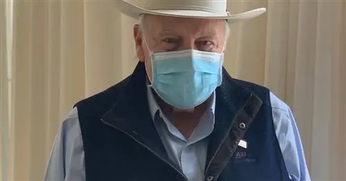 Мем с Диком Чейни «Настоящие мужчины носят маски» уже стал огромной шуткой