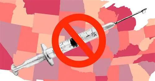 Карта с вакциной от COVID и табличкой «Въезд запрещен».