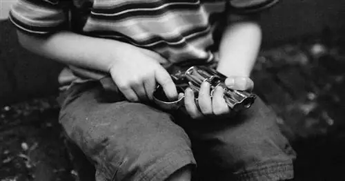 Должны ли мы наказывать родителей, если их ребенок использует свое оружие для совершения преступления?