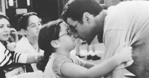 Боб Сагет стоит над Ларой Сагет