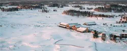 Вид с воздуха на снежный зимний курорт.