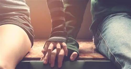 Крупный план пары, держащейся за руки