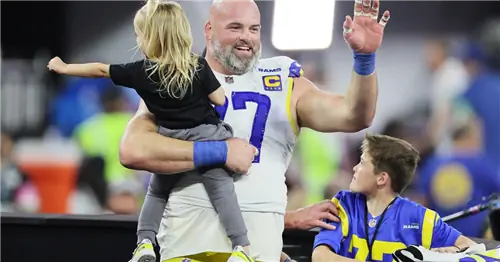 Реакция звезды НФЛ на то, что его дочь читает книгу на Суперкубке, - это поцелуй шеф-повара