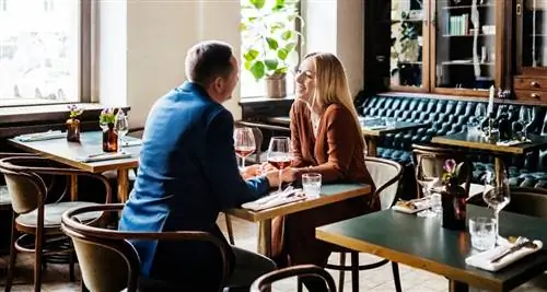 Пара на свидании пьет вино в ресторане
