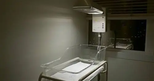 Умирающая медсестра утверждает, что подменила тысячи младенцев при рождении