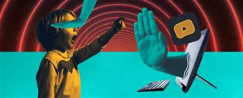 Коллаж ребенка, дающего пять рукой, выходящей из компьютера.