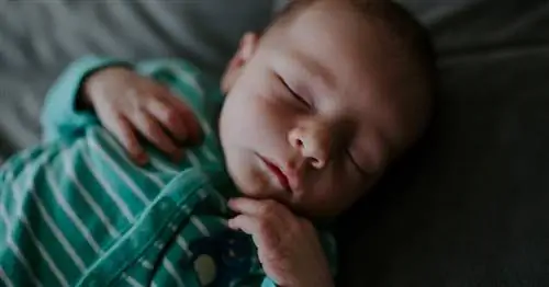 крупный план уникального мальчика, спящего в зелено-белой полосатой пижаме