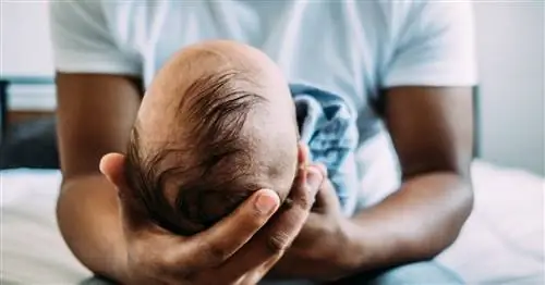 папа держит ребенка на коленях