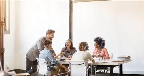 Группа профессионалов разговаривает в конференц-зале