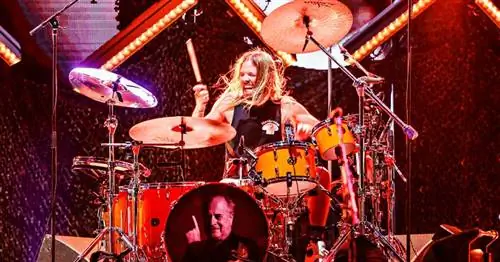 Тейлор Хокинс играет на барабанах