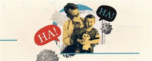 Врач в маске смеется с ребенком, держащим в руках марлю.