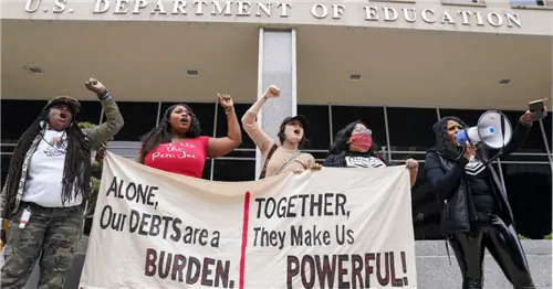 Протестующие против долга по студенческим кредитам у Министерства образования