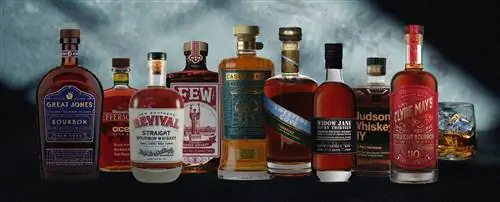 Превосходные новые бурбоны выстроились рядом друг с другом.