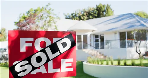 Продажи жилья продолжают падать, поскольку ставки по ипотечным кредитам и цены на жилье продолжают расти