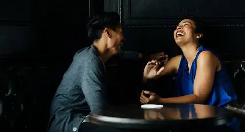 Пара на свидании смеется и разговаривает